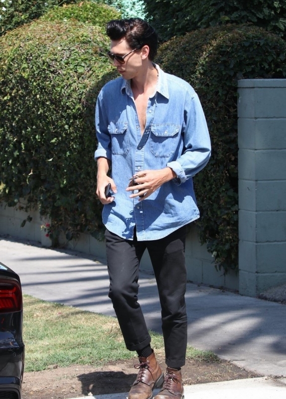 vanessa-hudgens-austin-butler-out-la-tues-02.jpg