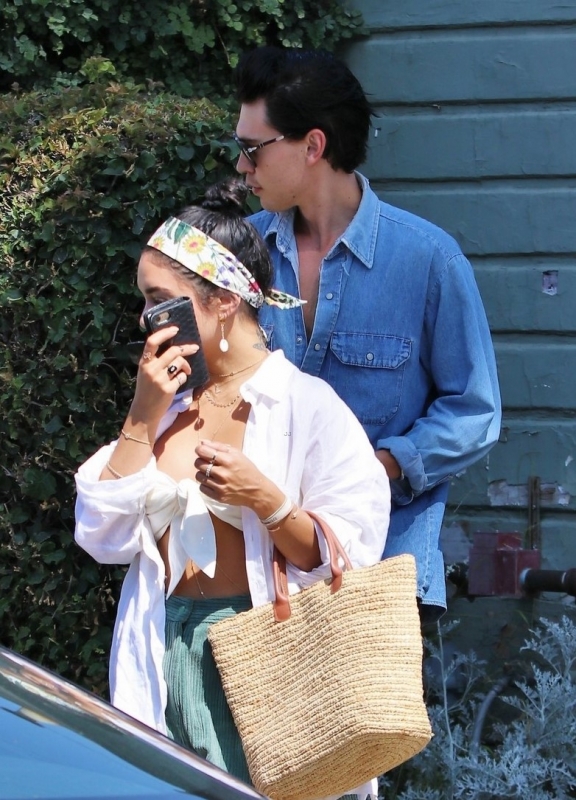 vanessa-hudgens-austin-butler-out-la-tues-03.jpg