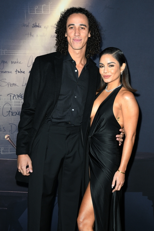 vanessahudgens-2021-11-15-ticktickboompremiereny-005~0.jpg